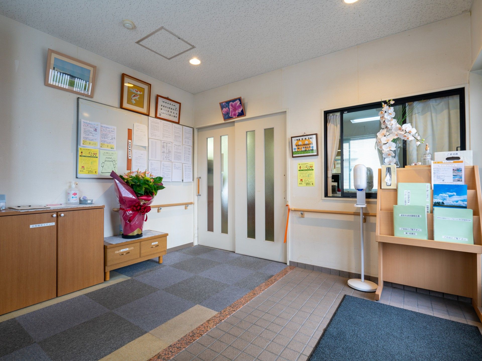 案内掲示板と入口