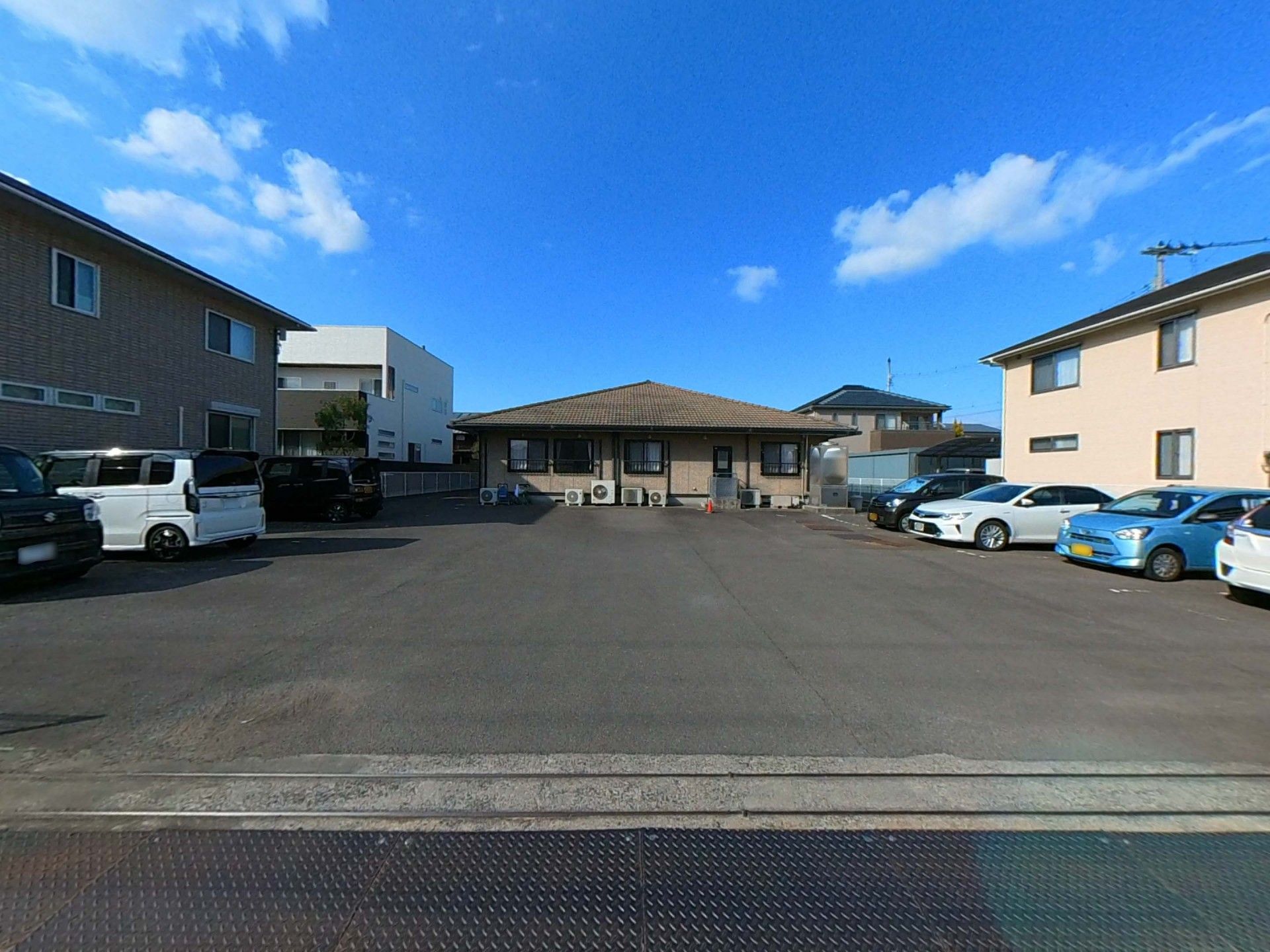 広い駐車場の建物
