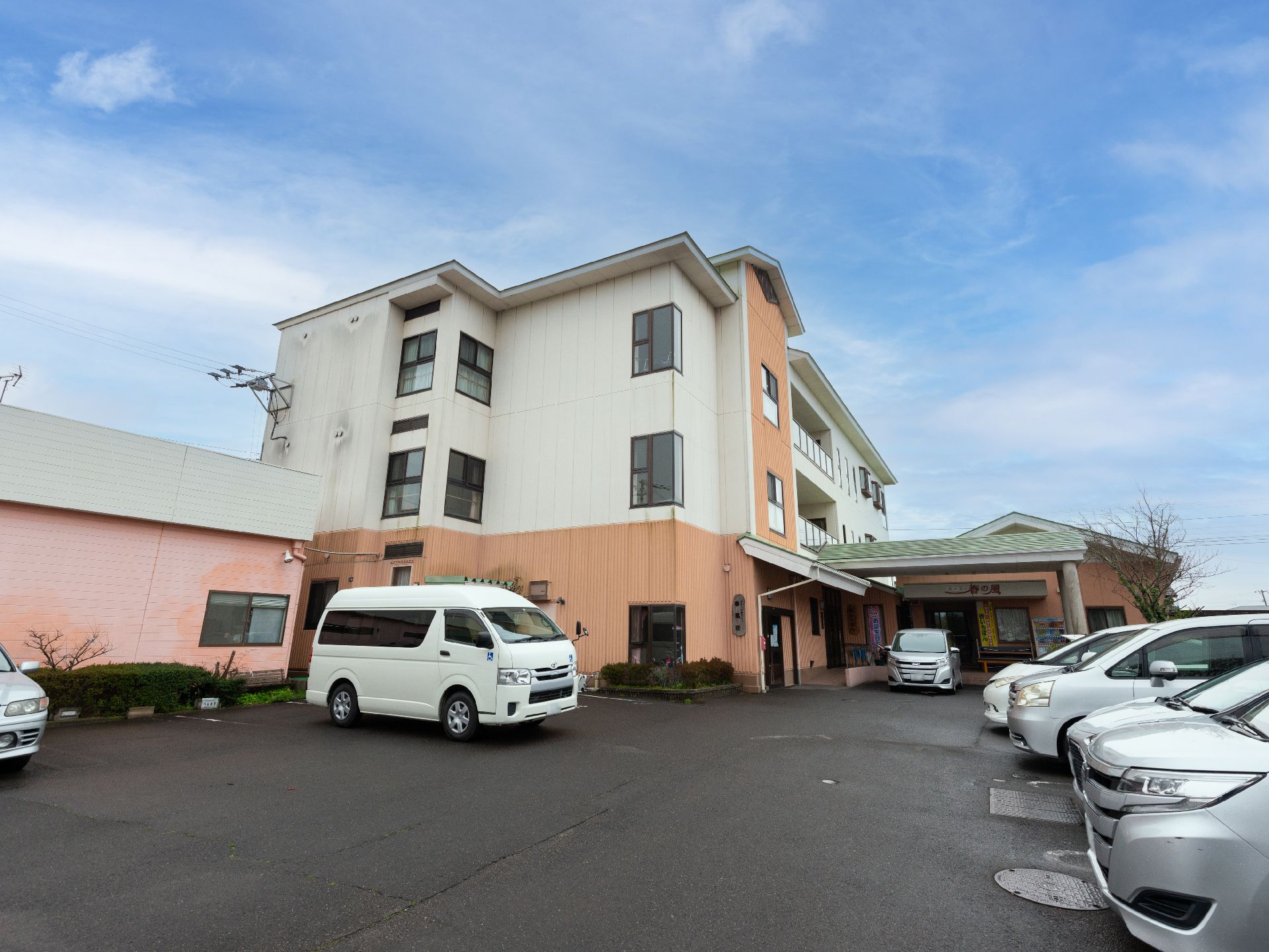 バリアフリー化された、白を基調とした介護施設の外観