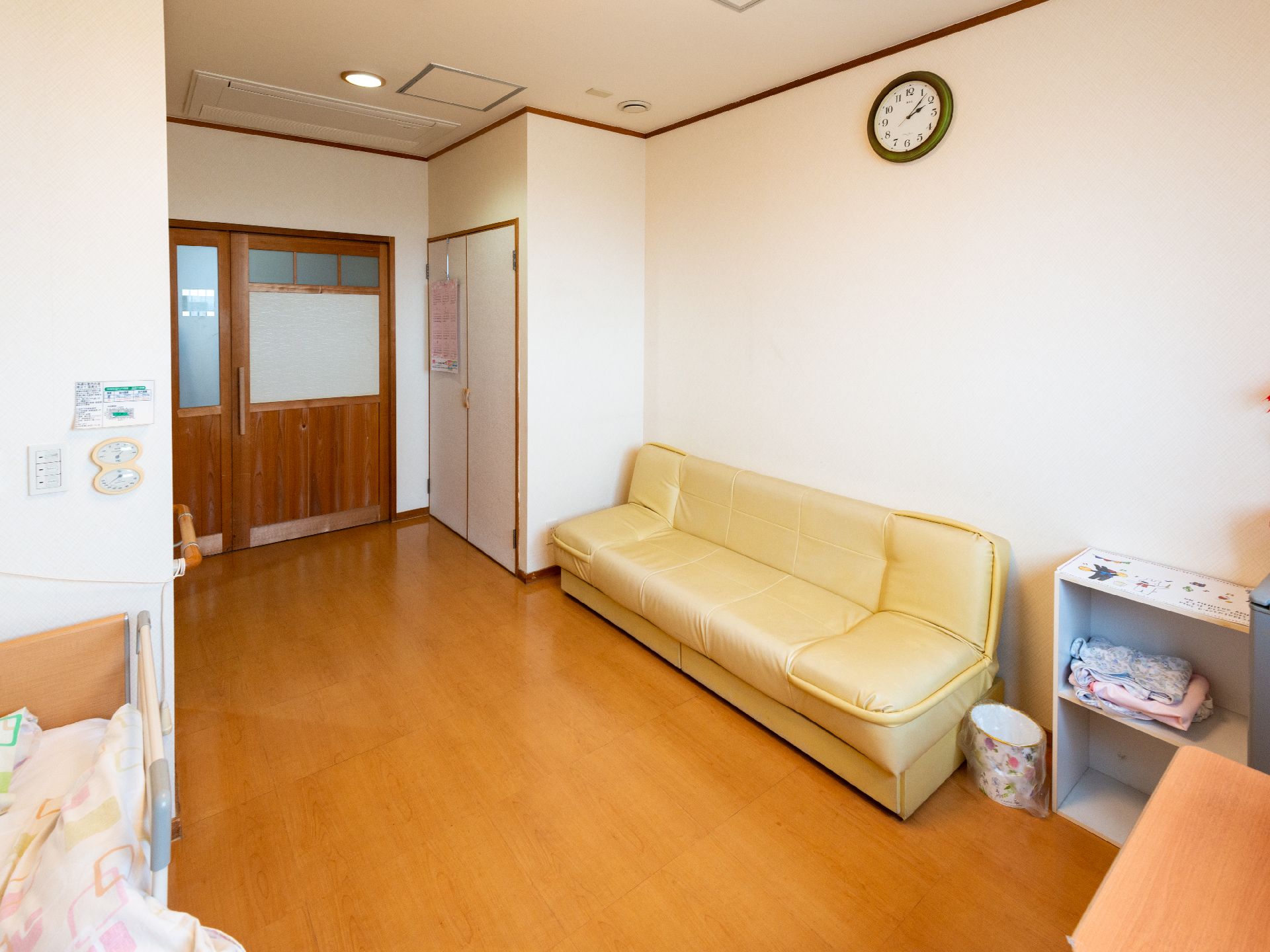 窓から日差しが入り、介護ベッドが置かれている居室