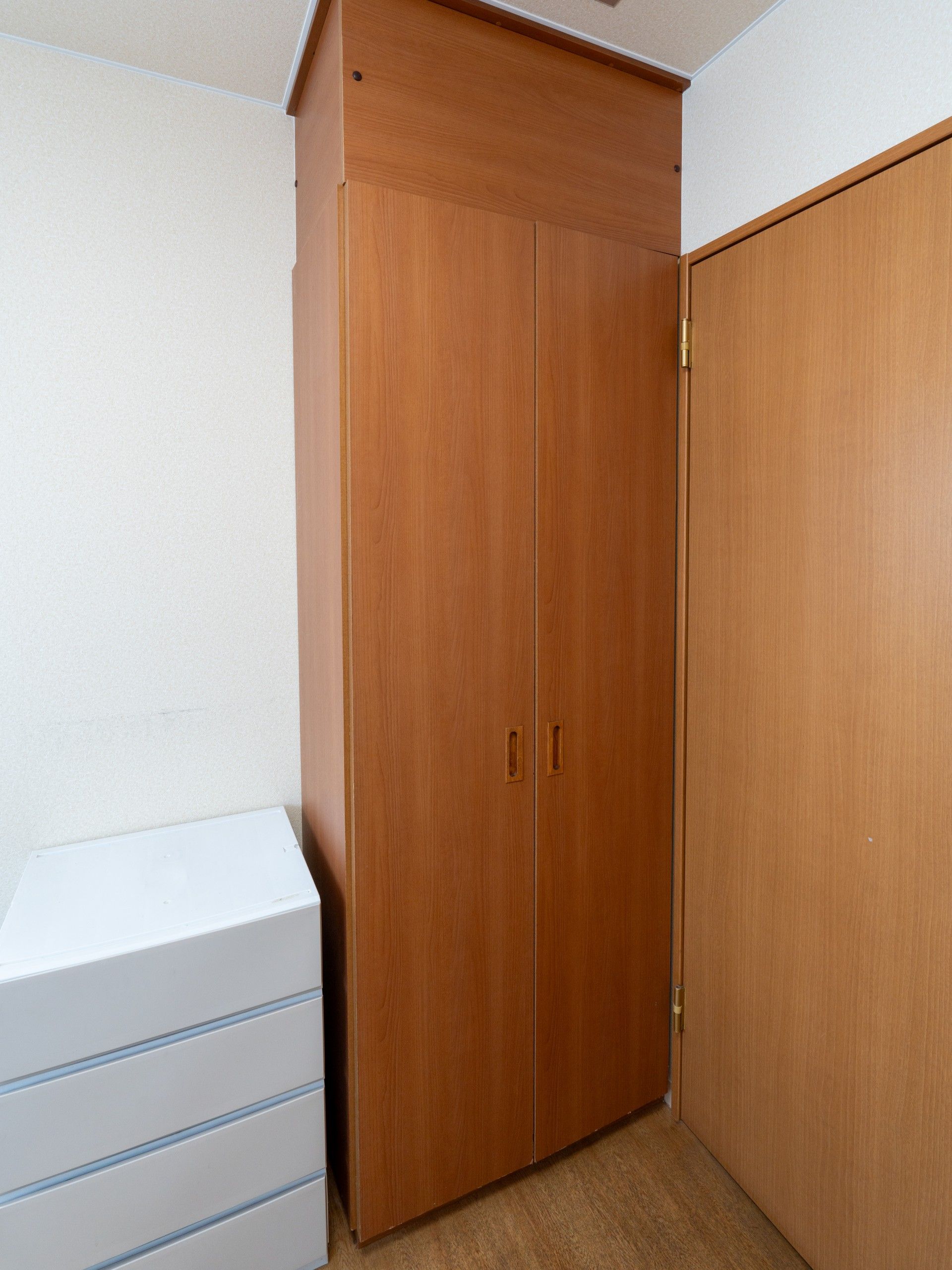 木製の扉と収納家具