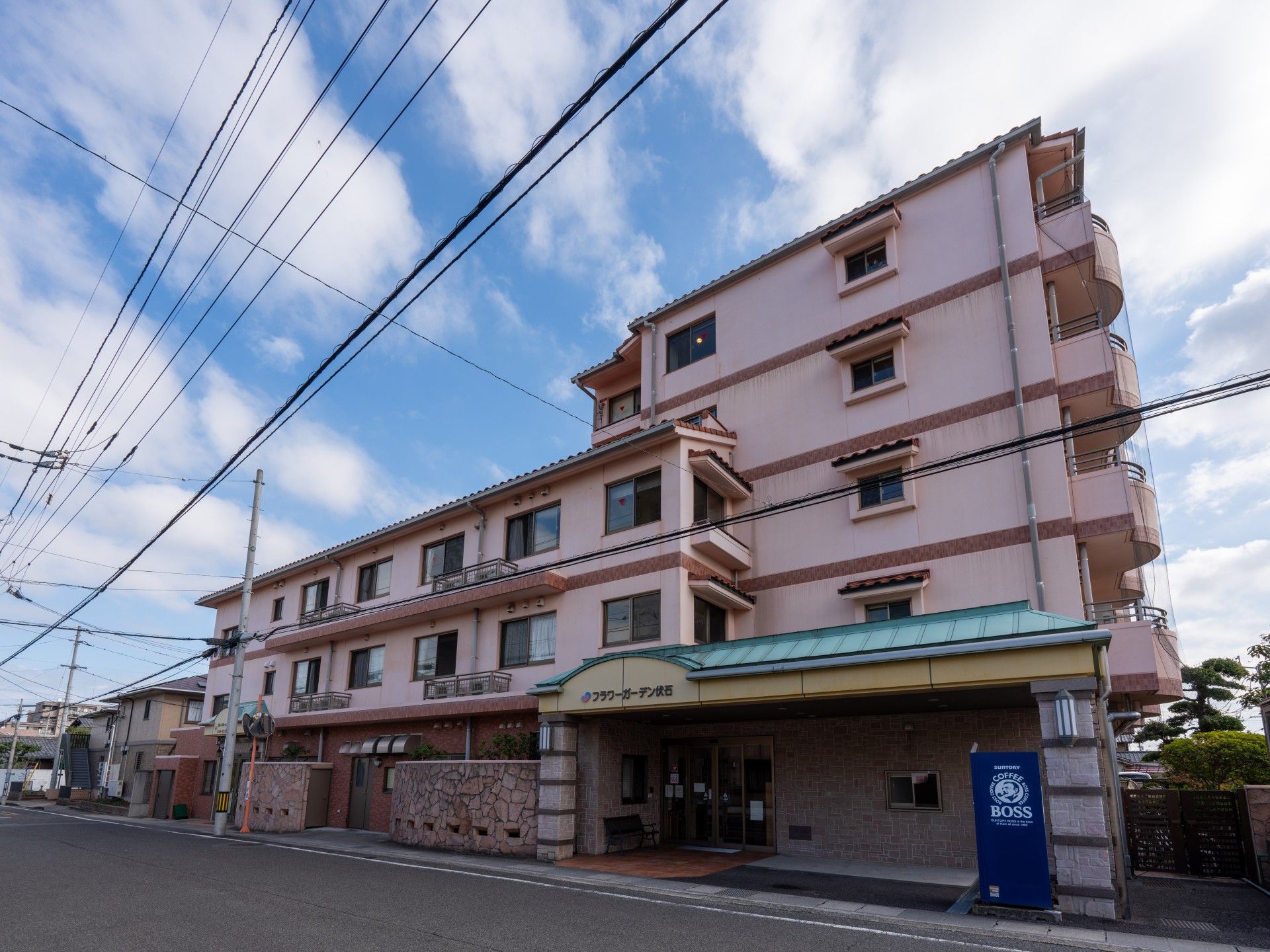 ゆったりとした建物の外観