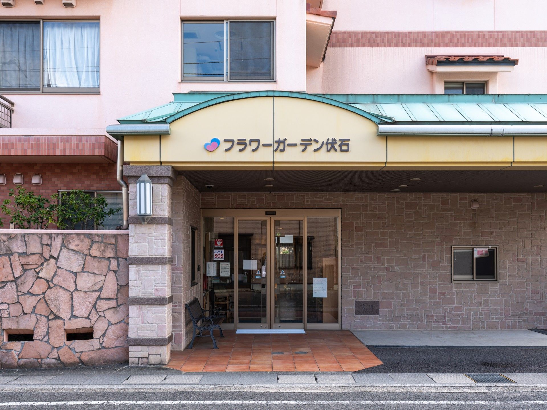 明るく清潔なエントランス