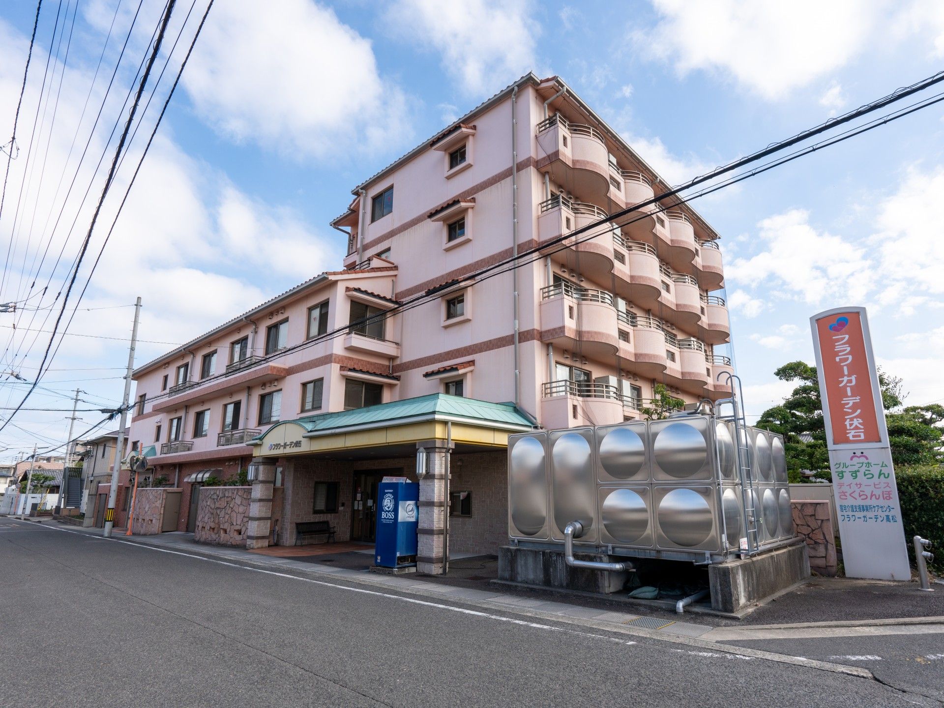 ゆったりとした建物外観