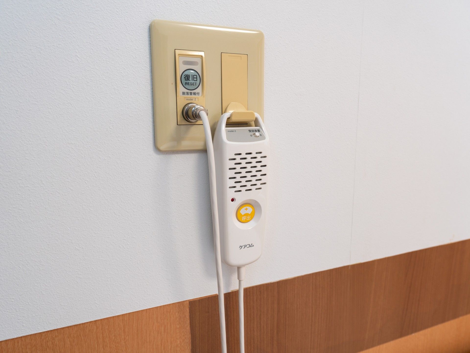呼び出しボタンの壁面