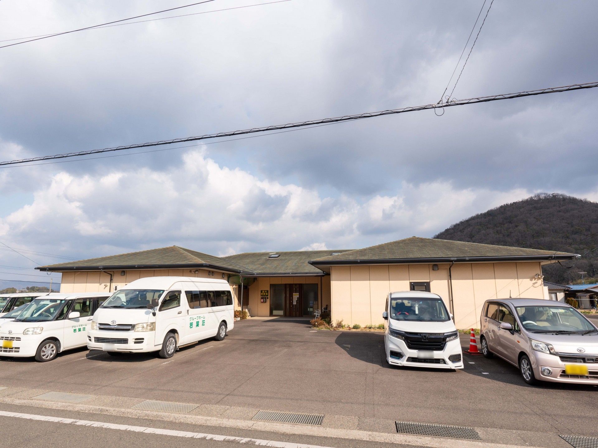 駐車場のある建物外観