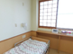 明るい個室の介護施設部屋