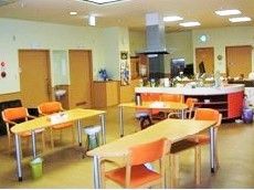 ダイニングテーブルが並んだ食堂は、落ち着いた雰囲気。奥にはキッチンもある。