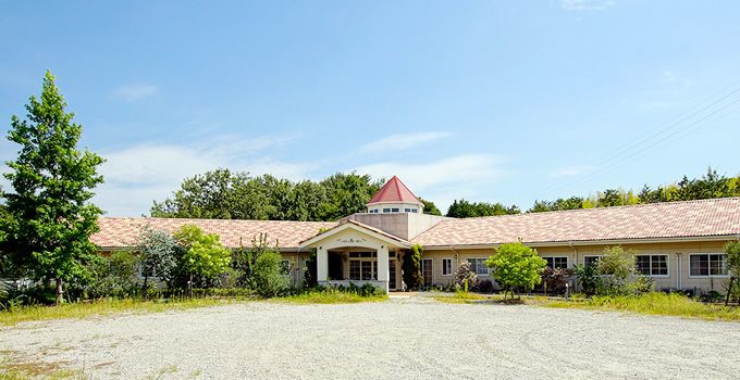 広々とした明るい施設外観