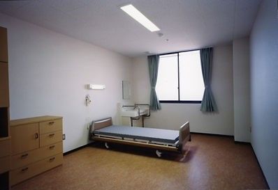 女性と2人の男女