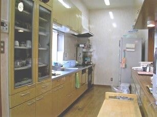 キッチンスペースの様子。家庭によくあるサイズ感のシンプルなキッチン