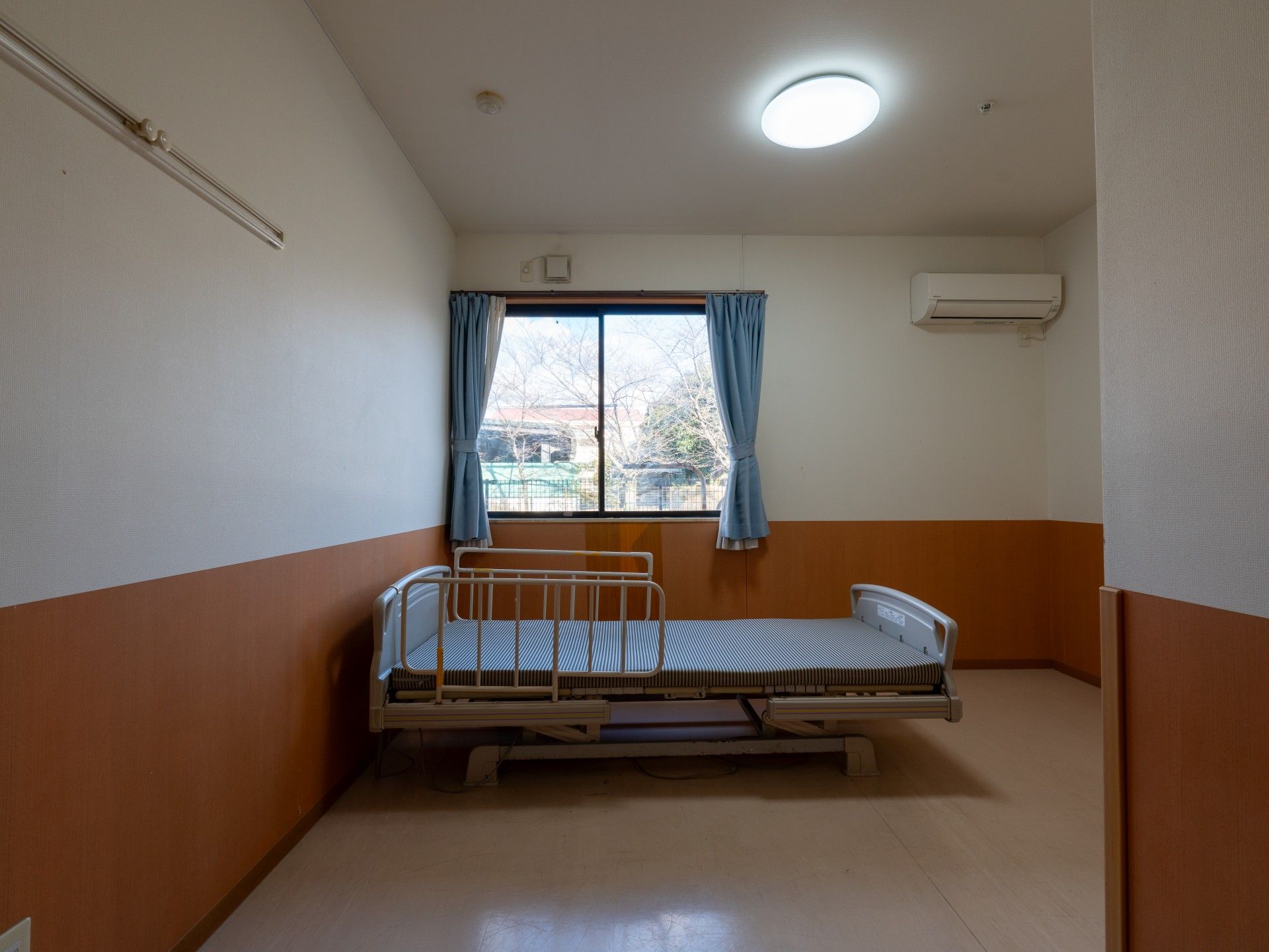 窓際のベッドがある部屋