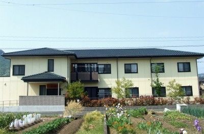 ゆったりとした外観の建物