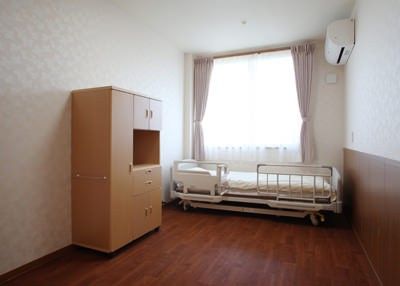 部屋でくつろぐご入居者様