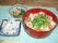 おにぎりに具だくさんの汁物、野菜の和え物が並んでいる。