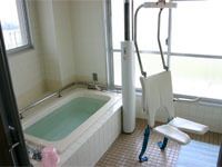 白い浴室には一人用の浴槽とリフトが付き、お湯が溜められている。