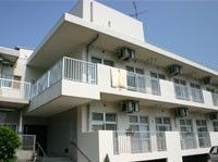 白を基調とした建物の各フロアにはベランダが付き、屋外に出ることができる。