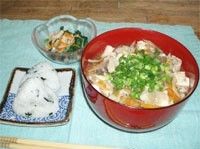 具だくさんの汁物におにぎり二つ、そして野菜の和え物がそれぞれ器に盛られている。