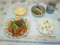 豆ごはんに炒め物、豆腐に野菜の和え物がランチョンマットに並んでいる。