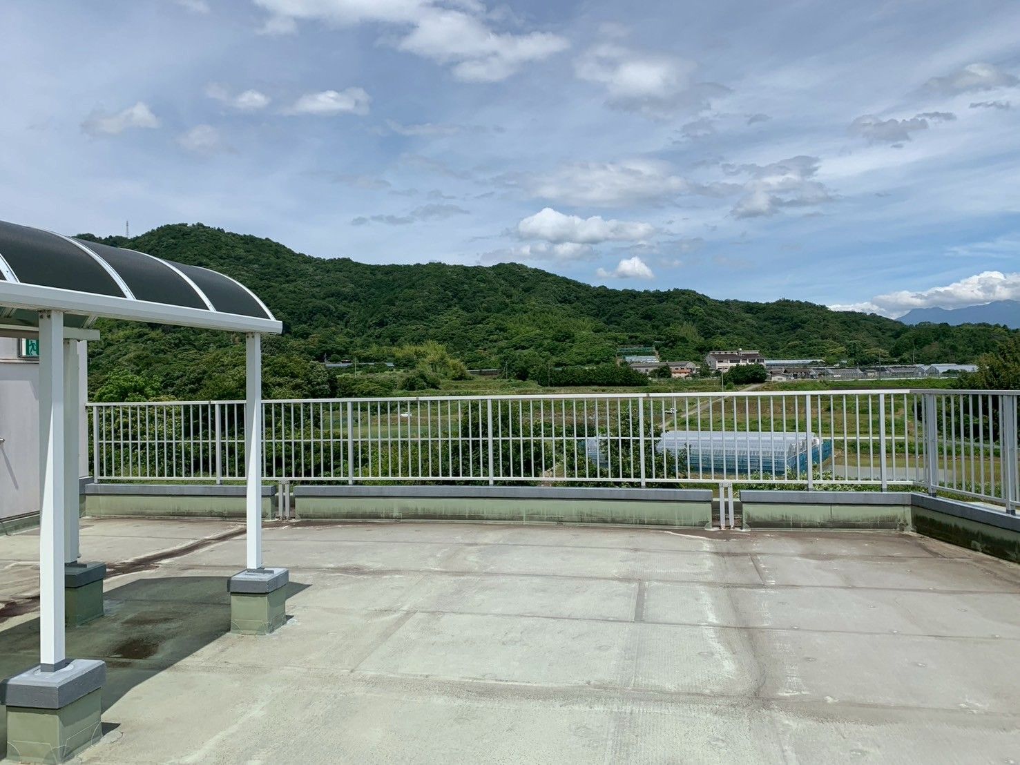 山々を望む開放的な屋上