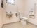 壁にＬ字型手すりや可動式手すりが設置されたトイレである。スペースを有効利用でき、スムーズな移動ができる。