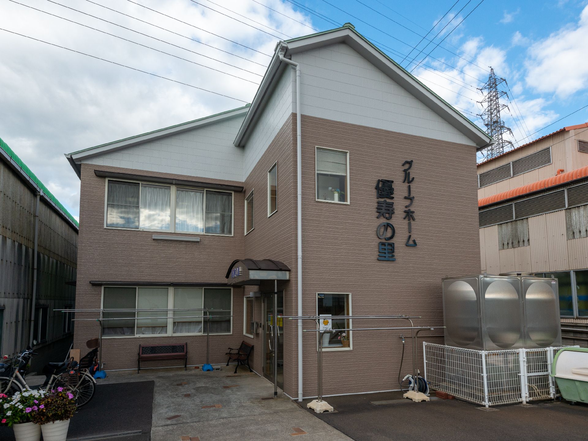 バリアフリー化された、手すりが設置してある玄関