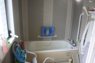 バリアフリー設計の浴室