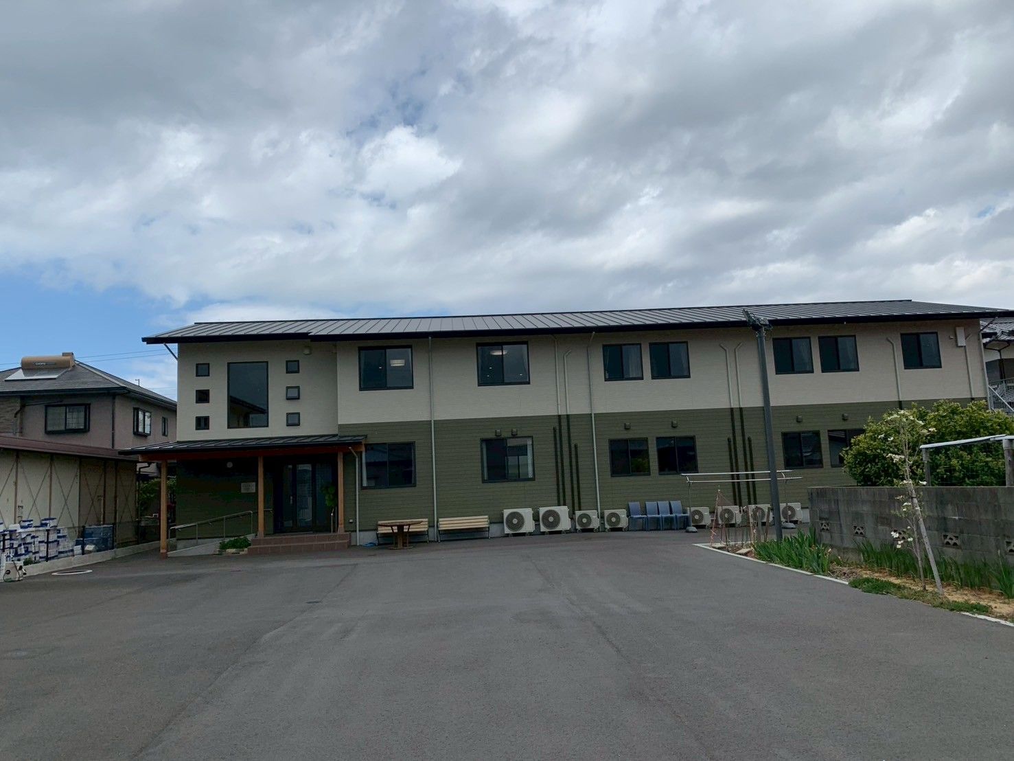 広い駐車場の建物外観