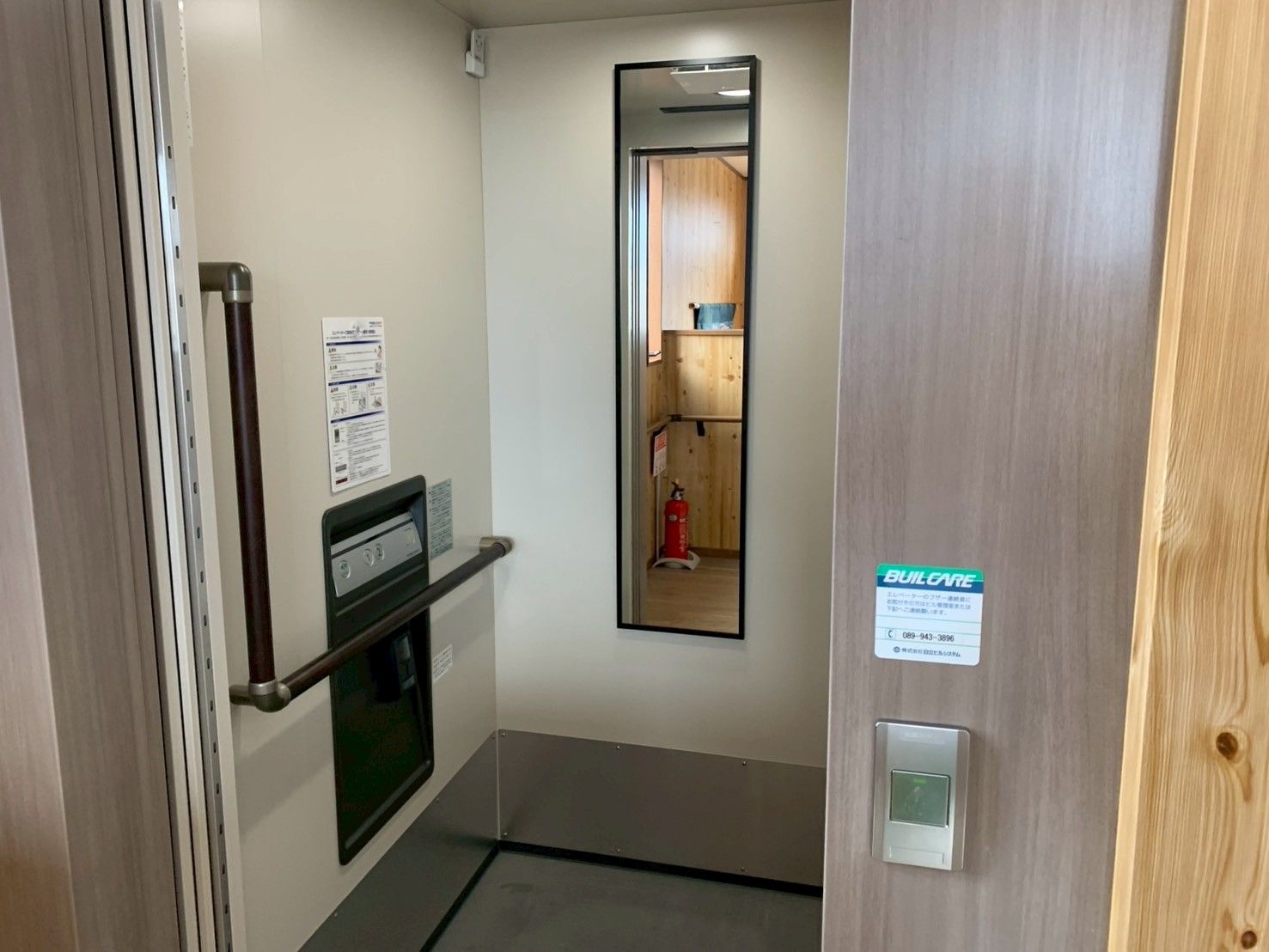 手すり付きのエレベーター