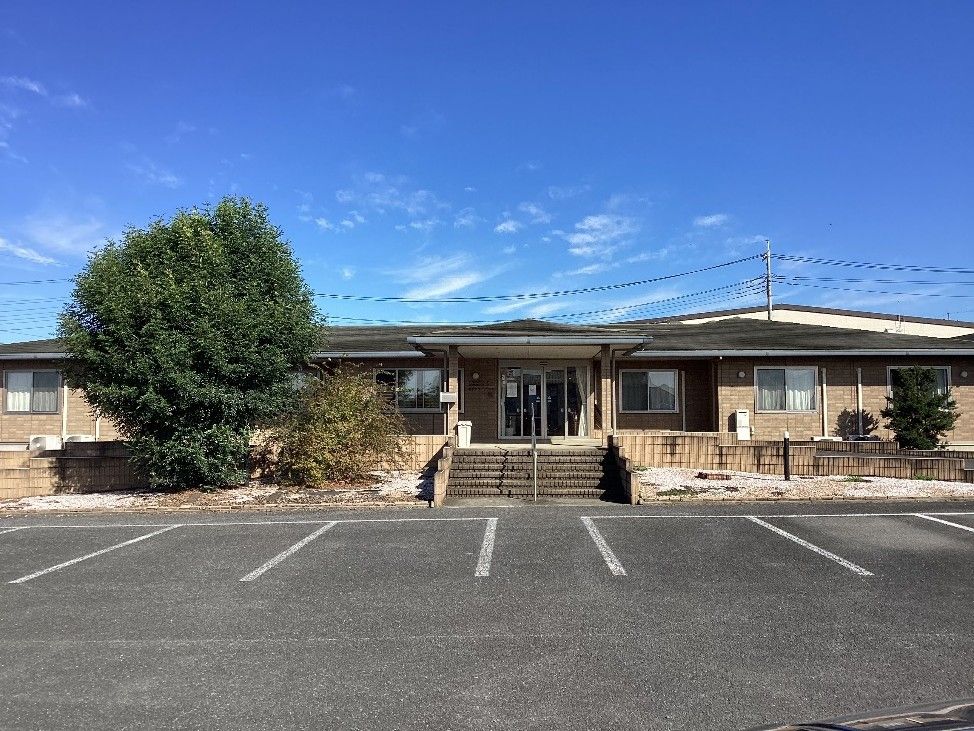 広い駐車場のある建物