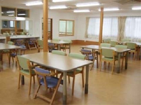 テーブルセットがいくつも設置されている、ダイニング