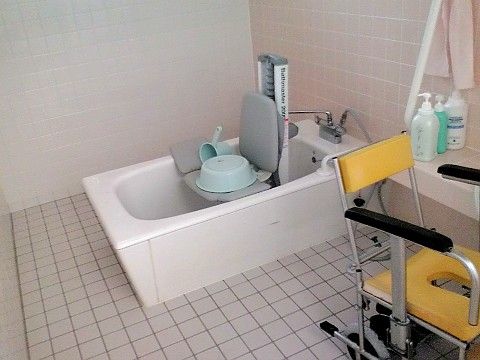 「あずまライフライン（介護付有料老人ホーム）」のリフト浴。体の状態に合わせて入浴ができる。