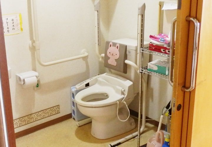 バリアフリー設計のトイレ