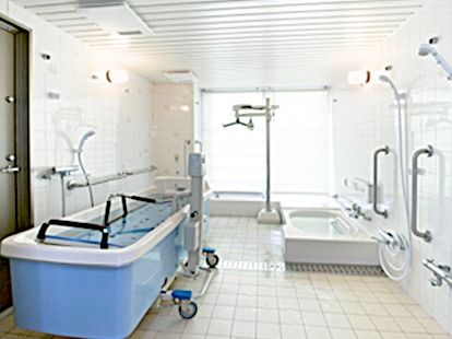 機械浴槽・リフト・個浴・シャワースペースが設置され、個別に対応できる。