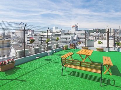 屋上からは周辺の街並みを見渡すことができる。木製のベンチやテーブルセットが置かれ、日光浴を楽しめる。