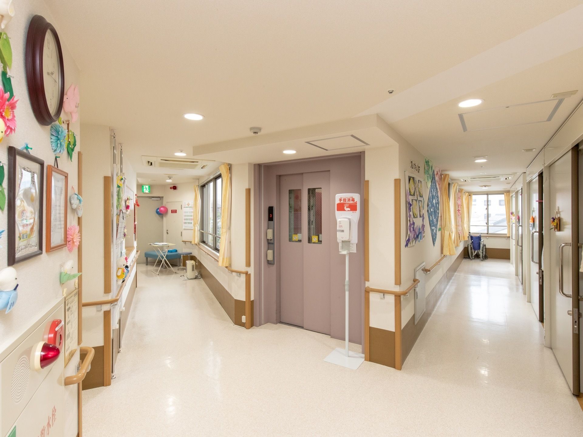 通路のコーナー部分にエレベーターが１基設置されている。扉には小窓がついており、中の様子が見えるようになっている。