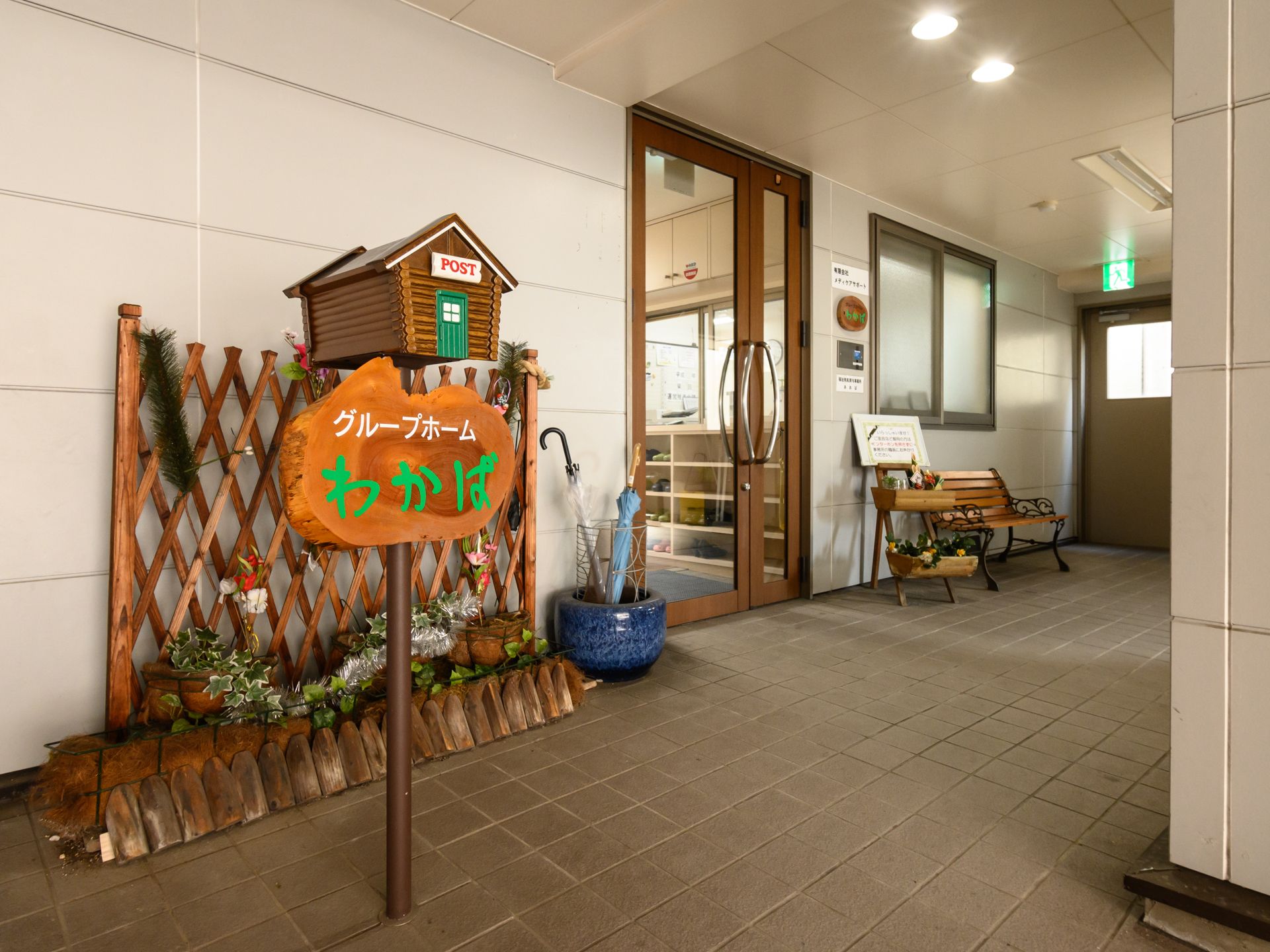 入居者の親戚や関係者が見つけやすい色で作られているロゴ