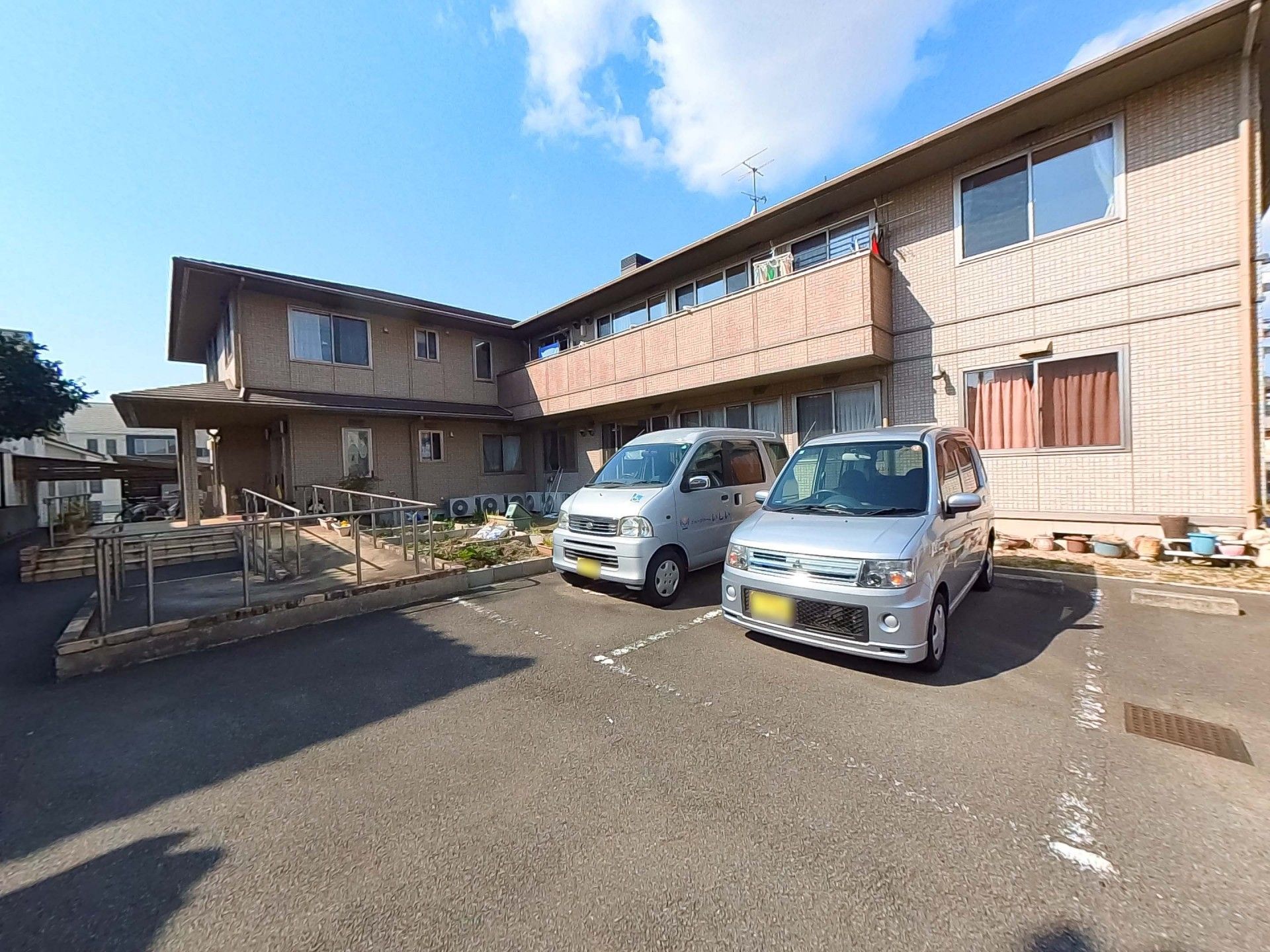 駐車場と建物の外観
