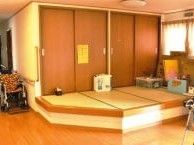 押し入れスペースが付いた畳の小上がり。窓辺には荷物が置かれている。