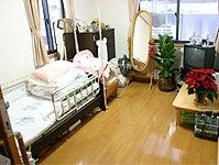 テレビやテーブル、鏡などの家具家電が持ち込まれ、個性あふれる居室。