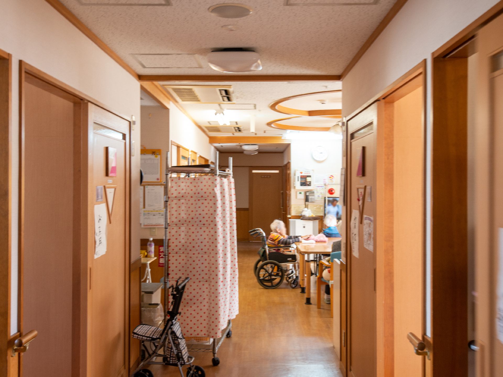 完全にバリアフリー化され、手すりが行き渡っている廊下