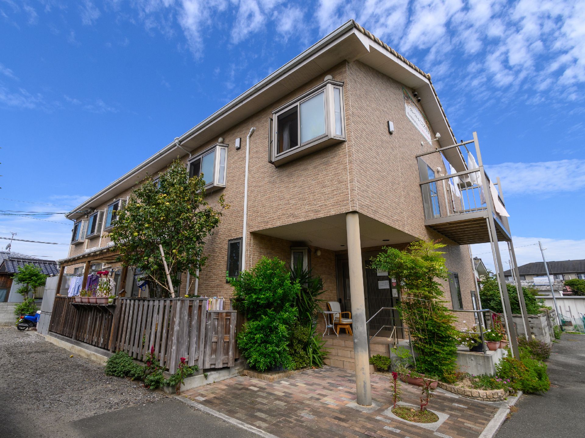 個室をご用意した２階建ての施設