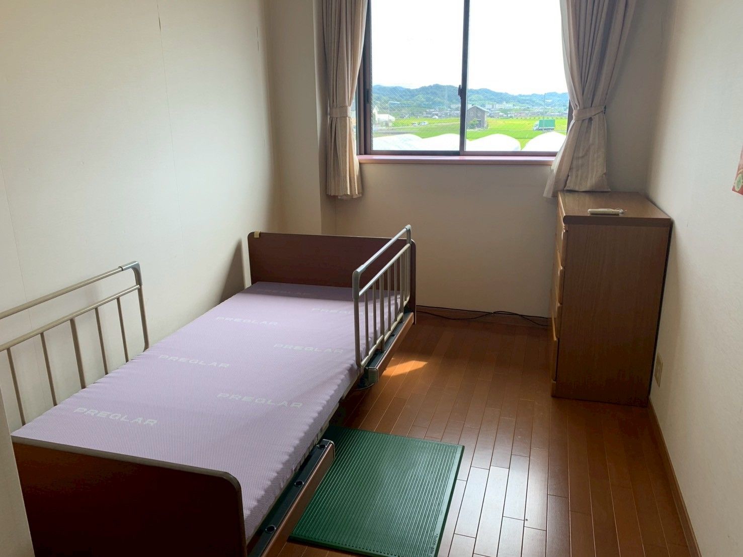 窓際のベッドと収納