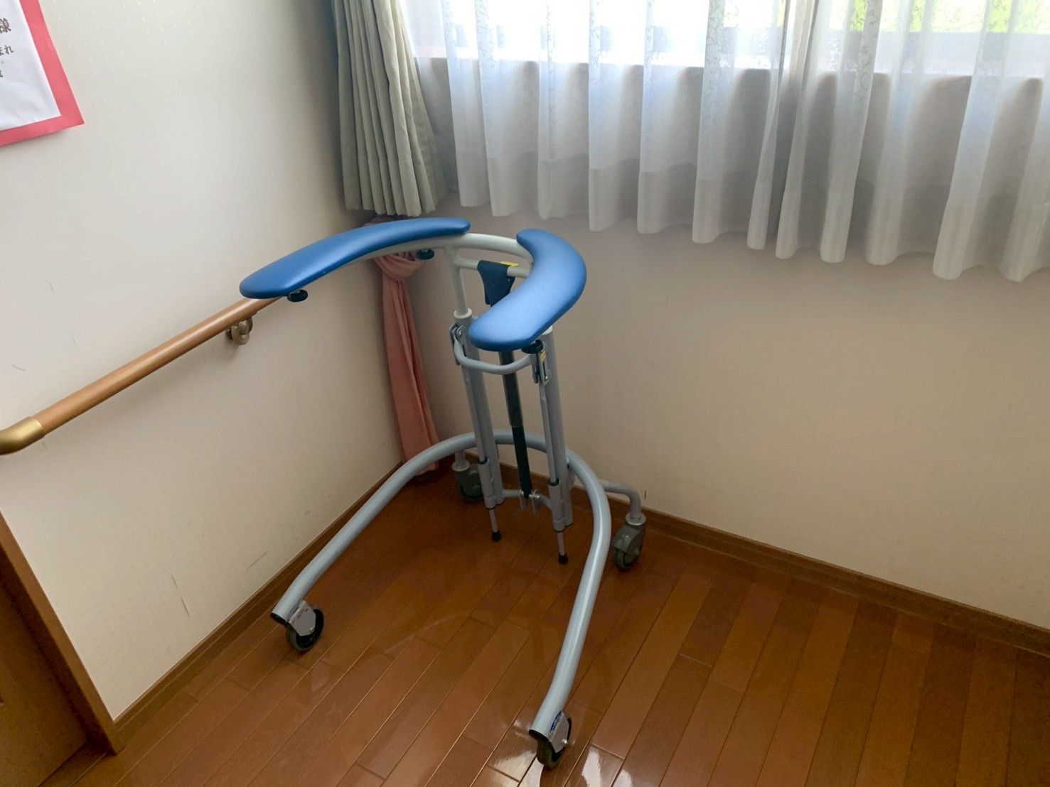 手すりと歩行補助具のある部屋
