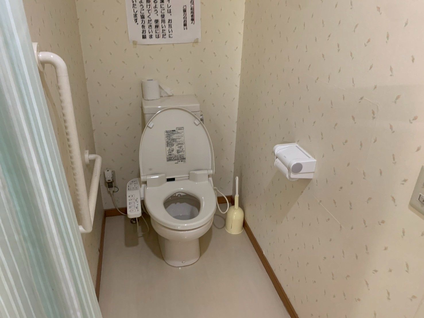 手すり付きのトイレ