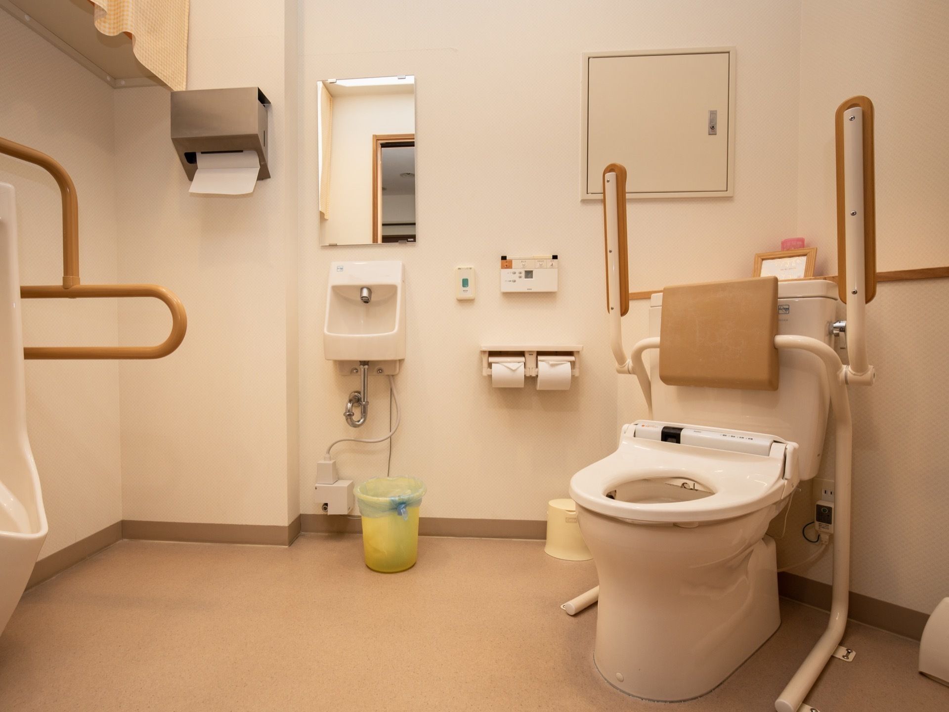 広さにゆとりのあるトイレである。コンパクトタイプの手洗い場を完備。手すりやナースコールなども設置されている。