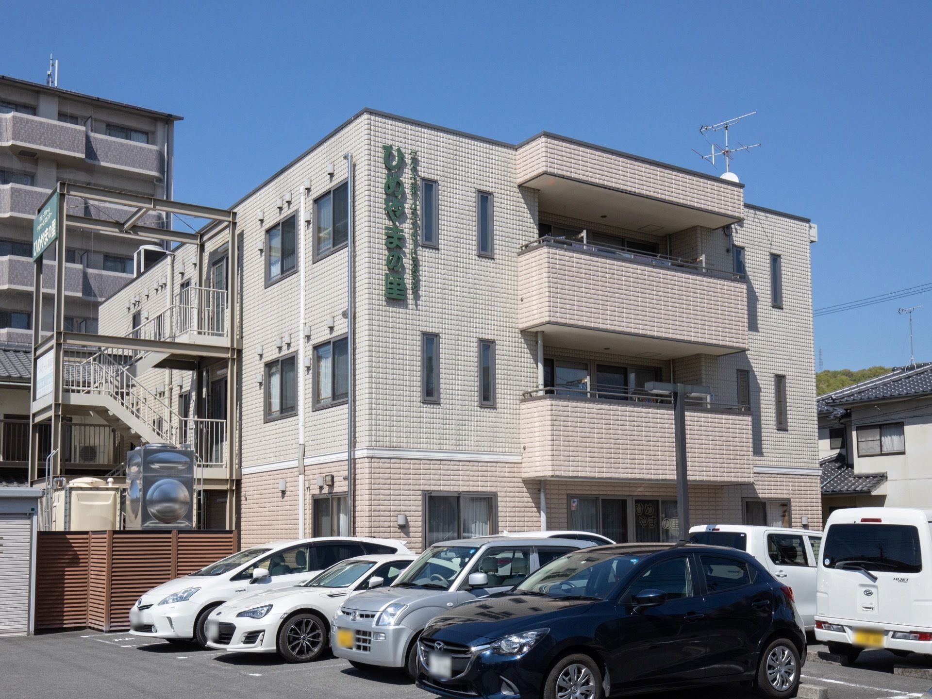 ３階建ての施設である。２階と３階部分にベランダが設置されており、建物裏に広い駐車場が設けられている。
