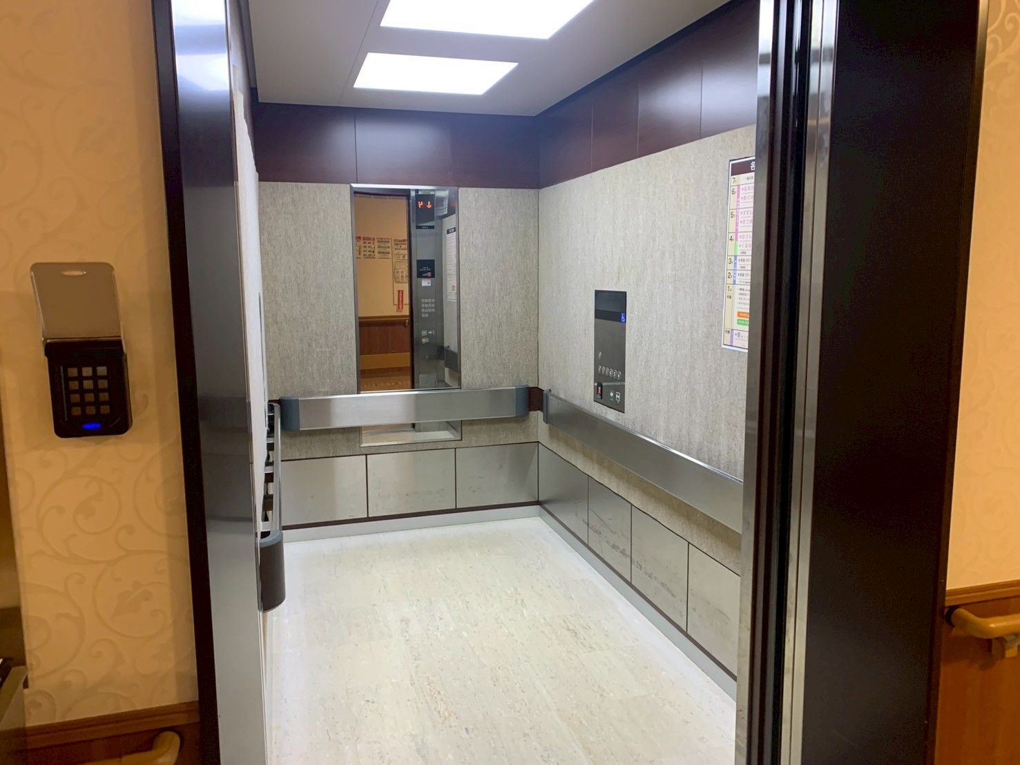 広々としたエレベーター