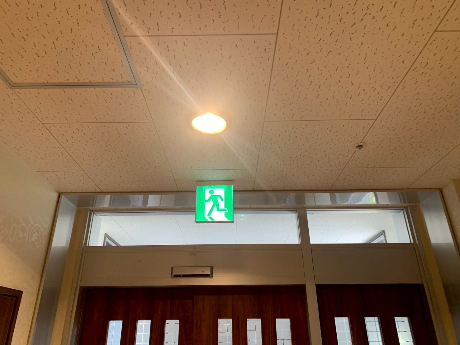 避難口のある廊下