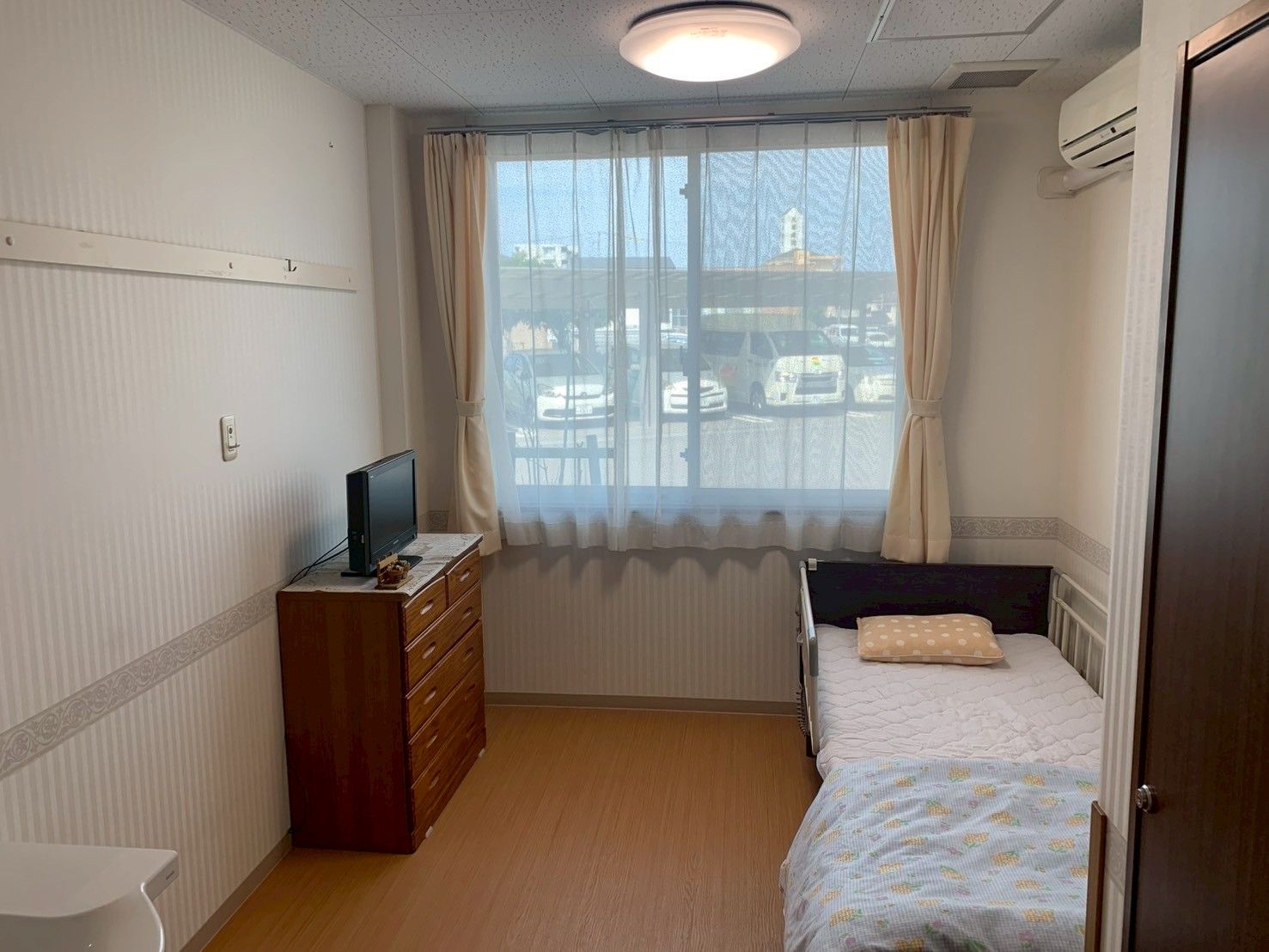 窓際のベッドと家具